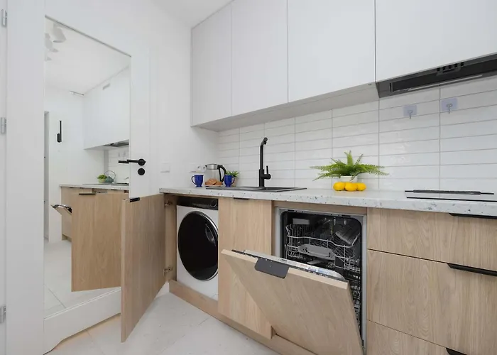 With Balcony Near Metro By Renters Apartament Warszawa