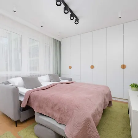 With Balcony Near Metro By Renters アパート ワルシャワ